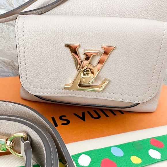 Louis Vuitton Lockme Bucket MM Greige
Calfskin Bucket Bag - Picture 5 of 13